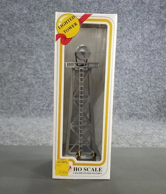 Model Power HO Scale No. 631 SEARCHLIGHT TOWER Lighted and 2 figurines - Image 1 of 4