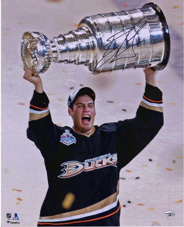 Fotografía autografiada de los patos Ryan Getzlaf Anaheim de 16" x 20" taza levantadora Foto 1 de 1