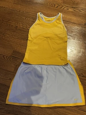 Nike Juego Tenis/Pickleball a Juego Talla M Amarillo Mostaza Azul Claro Foto 1 de 2