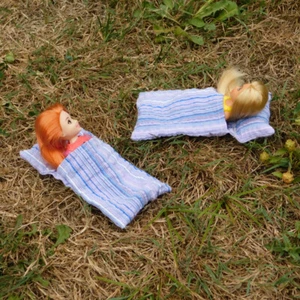 Tiny Doll Sleeping Bag - Sleep Pouch - Fits Chelsea, Frogs and Enchantimal Dolls - Picture 1 of 7