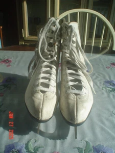 VINTAGE CCM SIZE 6 WOMEN'S FIGURE SKATES IN VERY NICE SHAPE - Picture 1 of 6