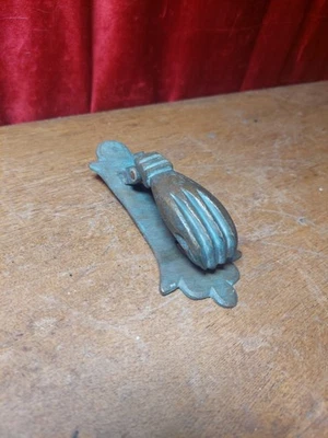 Llamador de puerta francés vintage de latón de mano y bola Foto 1 de 4