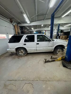 1998-2005 Blazer S10/JIMMY S15 Grille Bowtie Emblem Mesh Body Color 4dr - Image 1 of 4