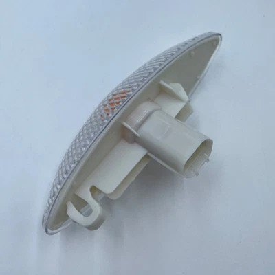 81730-0D010 Right Indicator Repeater Fender Light For Toyota Yaris 1999-2006 - Image 1 of 4