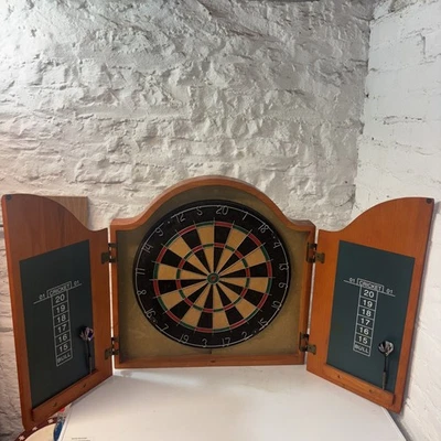 Tablero de dardos vintage en gabinete de madera maciza color cerezo Summer Lake casa de campo Foto 1 de 4