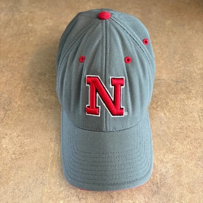 Sombrero de Colección Nebraska Huskers Coliseo Colegial NCAA Fútbol Rojo Gris 7 1/2 Foto 1 de 4