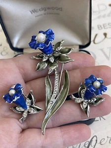 coro brooch earrings set flower Enamel blue faux pearl Antique 1950s-1960s - Picture 1 of 12