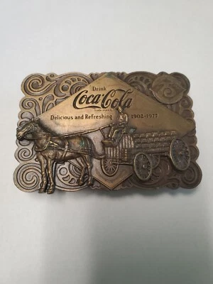  Coca-Cola 75º Aniversário Fivela de Cinto Abridor de Garrafa de Latão nas Costas ~ Bergamota  - Imagem 1 de 4