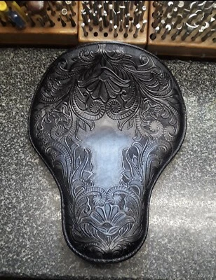 Bobber, asiento picadora 100 % mecanizado y cosido a mano.  Filigrana negra Foto 1 de 4