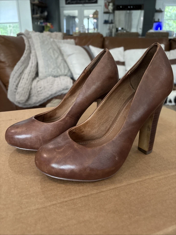 También tacones de cuero Foto 1 de 4