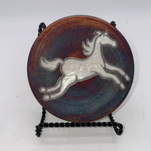 Jeremy Diller Raku Keramik mehrfarbig schillernd weiß Pferd Untersetzer - Bild 1 von 15