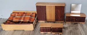 Puppenstube Schlafzimmer  5 Teile Bett Schrank Nachtisch Kommode Puppenhaus - Bild 1 von 15