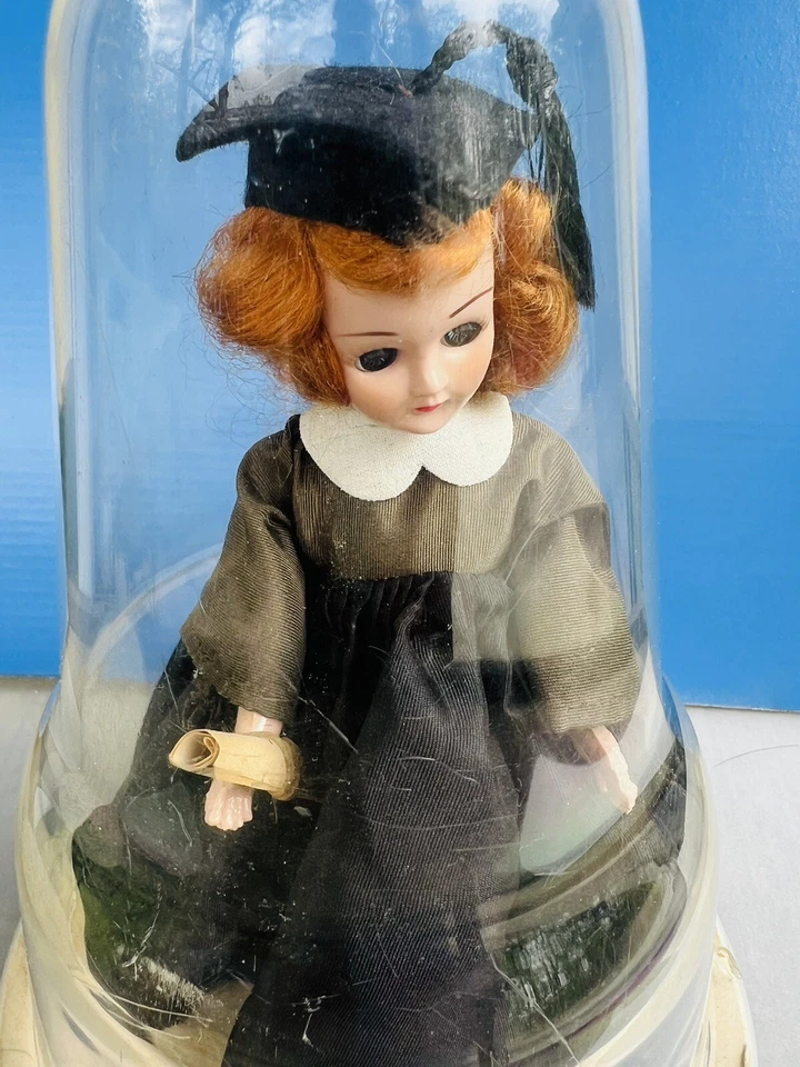 Винтажный 50-х годов девочка выпускник в прозрачный пластиковый колокол торт Топпер для скоро будет класса - Изображение 1 из 4