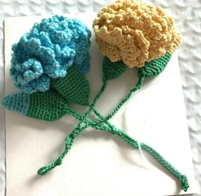 1 ВЯЗАНЫЙ КРЮЧКОМ ИСКУССТВЕННЫЙ СИНИЙ ИЛИ ЖЕЛТЫЙ И ЗЕЛЕНЫЙ ЦВЕТОК ГВОЗДИКИ-4 «x 6» с бутоном - Изображение 1 из 3