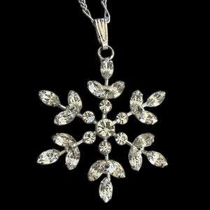 Monet Snowflake Pendant Necklace 24" Figero Chain Rhinestones Holiday Jewelry - Bild 1 von 8