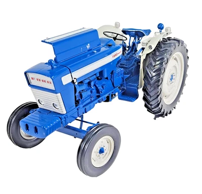 Литая модель сельскохозяйственного трактора Universal Hobbies Ford 5000 1964 масштаб 1:16 в коробке. - Изображение 1 из 4