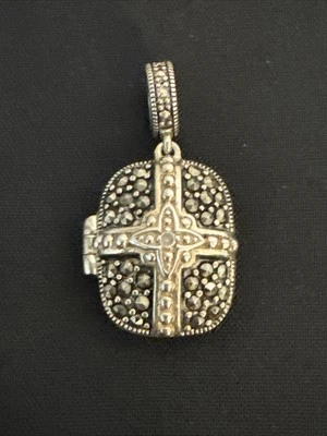 Pingente medalhão cruzado duplo vintage prata esterlina 925 CZ pedra preciosa marcasita - Imagem 1 de 4