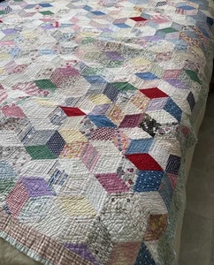 Vintage Handarbeit Patchwork Quilt Tumbling Blocks 3D Muster mehrfarbig 69”X76” LESEN - Bild 1 von 11