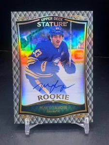 23-24 Upper Deck Statura - Matt Savoie #50 - Rookie Auto - Buffalo Sabres - Foto 1 di 2