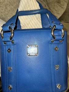 Mini bolso con tachuelas MCM - Imagen 1 de 15