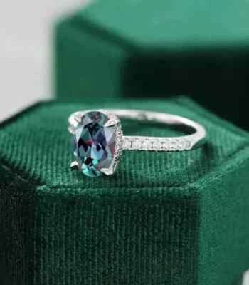 Anillo de compromiso de alejandrita de corte ovalado natural de 3,00 quilates de oro blanco sólido de 14 k Foto 1 de 4