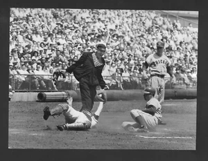 1960 Pressefoto, Del Crandall Milwaukee Braves hängt für das Out gegen Chicago - Bild 1 von 2