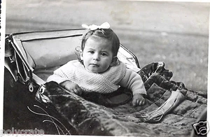 Photo ancienne - Portrait petite fille dans landau avec flot dans les cheveux - Picture 1 of 1