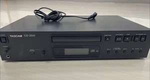 TASCAM CD-200 Professional CD Player TEAC CD/CD-ROM/CD-R/CD-RW AC100V 50/60Hz 7W - Picture 1 of 5