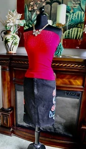 NEU MIT ETIKETT COLLEEN LOPEZ CHARCOLE JEANS BLEISTIFTROCK ROSEN VERZIERUNGEN TASCHEN XS BIS S - Bild 1 von 13