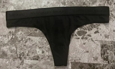 NUEVO CON ETIQUETAS BRAGAS TANGA VICTORIA'S SECRET MICRO LISAS NEGRAS CON LOGOTIPO GRUESO CINTURA Foto 1 de 4