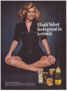 VINTAGE PRINT ADVERTISEMENT 1977 Black Velvet Whiskey "feels great in a crowd." - Picture 1 of 1
