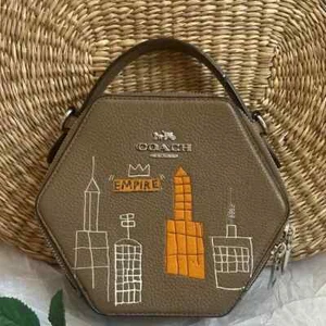 Bolso de Mano Coach Basquiat Hexagonal Beige Cuero Marrón - Imagen 1 de 11