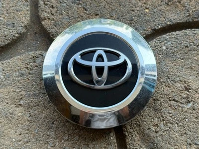 TAPA CENTRAL RUEDA TOYOTA LAND CRUISER OEM NEGRA Y CROMADA 4260B-60370 2015-2021 Foto 1 de 3