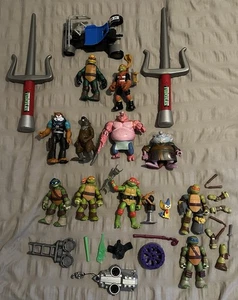 TMNT Teenage Mutant Ninja Turtles Konvolut inkl. Buggy Waffen + 11 Figuren - Bild 1 von 1