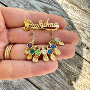 Broche abuela joyería vintage con botines de bebé y piedras de nacimiento - Imagen 1 de 4