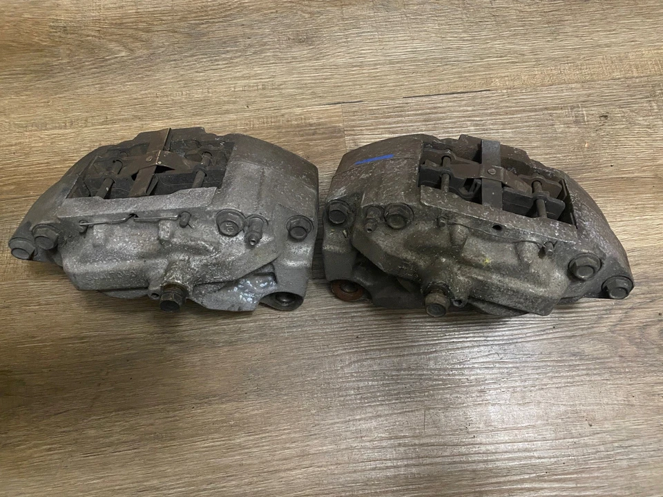 Conjunto de pinças de freio dianteiras Sumitomo fabricante de equipamento original Lexus LS400 1995-2000 esquerda direita - Imagem 1 de 4