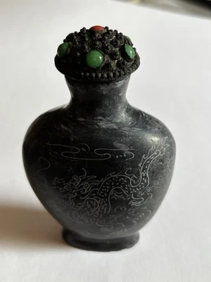 Botella de tabaco china de piedra grabada negra con tapa de jade y coral Foto 1 de 4