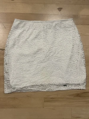 Minifalda Hollister de encaje blanca talla M - Falda boho forrada con superposición de encaje floral Foto 1 de 4