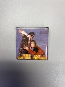 Vintage 1986 WWF WWE Wrestlemania 2 Souvenir Pin Jesse Ventura & Ozzy Osbourne Promo - Bild 1 von 4
