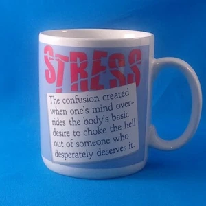 Tazza da caffè vintage '87 Hallmark Shoebox Auguri "Stress The Confus..." 4"T 3,25"D - Foto 1 di 6