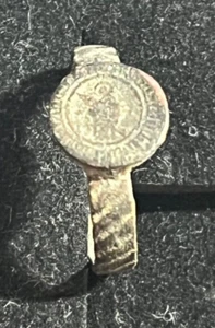 Cincin 19, Mały pierścionek religijny, z brązu, kompletny, prawdopodobnie XVIII wiek - Zdjęcie 1 z 4