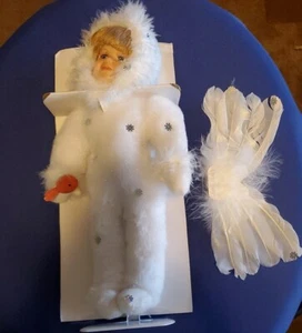 Muñeca de porcelana Snow Angel 14" plumas blancas piel copos de nieve alas cardenal nueva - Imagen 1 de 10