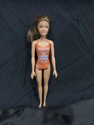Barbie WATER PLAY BEACH BARBIE Muñeca FJD97 Traje de Baño Estampado Melocotón Mattel Foto 1 de 4