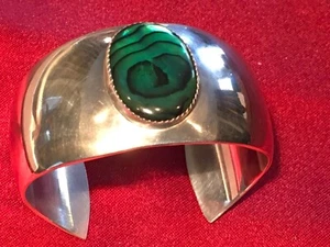 Robert Kelly Sterling Silver Cuff Bracelet w/ Beautiful Green Stone. - Picture 1 of 9