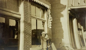 Fotografia coppia in piedi da Knoxville Pennsylvania ufficio postale in bianco e nero 3,5 x 5,5 - Foto 1 di 3