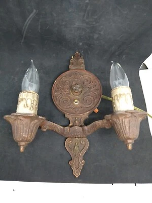 Aplique de pared fundido Moe Bridges Foto 1 de 4