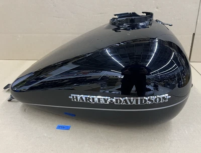 2008 - 2023 年哈雷戴维森旅游油箱生动黑色原始设备制造商 61000015BJM — 第 1/4 张图片