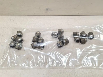 Chrysler PT Cruiser 2004 Schrauben / Muttern VLU32013 - Imagem 1 de 4