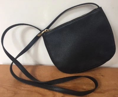 Forever 21 Pequeño Negro Vegano Imitación Cuero Cremallera Bandolera Bolso de Hombro Cartera Foto 1 de 4