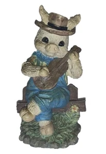 Trippies Inc, cerdo tocando banjo en una cerca. - Imagen 1 de 4